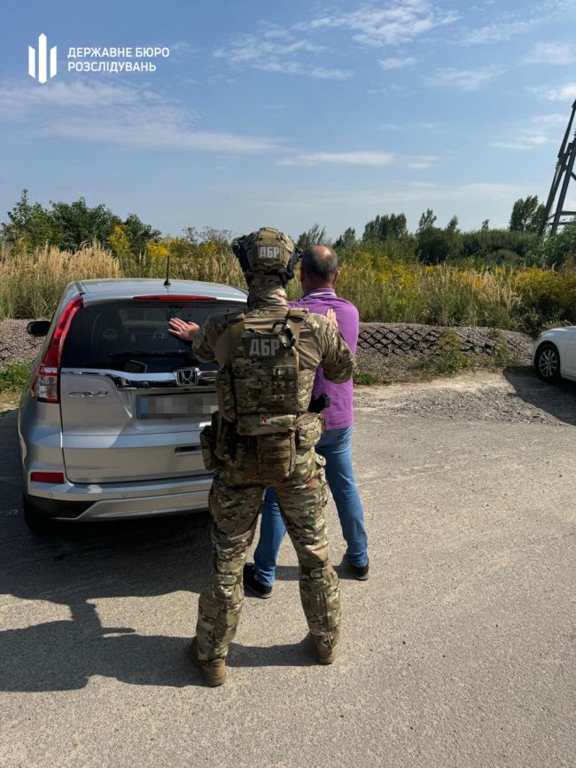 ДБР викрило на Львівщині масштабну схему поборів з підприємців-імпортерів квітів за участі високопосадовця Держпродспоживслужби