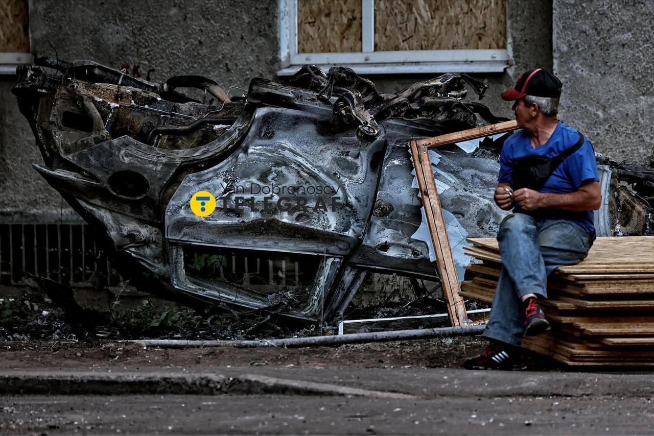 Усе жахіття ворожого тероризму: такий вигляд має будинок в Харкові, в який вчора влучив ворожий снаряд