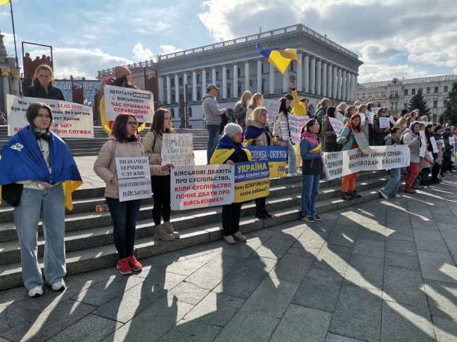 Рідні військових вийшли сьогодні на Майдан із мирною акцією, спрямованою на встановлення чітких термінів служби на законодавчому рівні