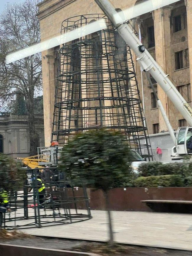 У Тбілісі в епіцентрі масових протестів влада встановлює йолку